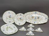 plusieurs pièces de vaisselle en porcelaine, notamment des assiettes ornées d'oiseaux et de fleurs