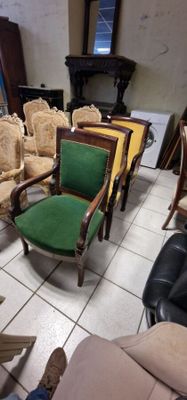 many chairs that are sitting in a room together