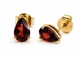une paire de boucles d'oreilles ornées de grenats rouges sur fond blanc