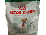 un sac de croquettes Royal Canin pour chien sur fond blanc