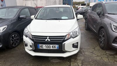 Trois voitures sont garées les unes à côté des autres sur un parking.