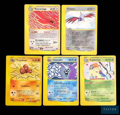 Quatre cartes Pokémon différentes sont représentées sur un fond noir
