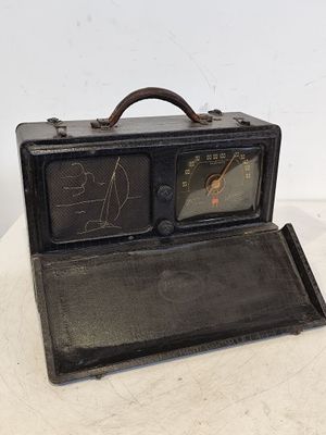 une radio à l'ancienne posée sur une table blanche