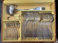 Ménagère en métal argenté à décor d’agrafes comprenant 12 co…