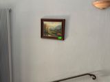 un tableau accroché au mur au-dessus d'un escalier dans une pièce