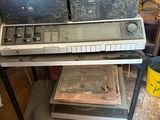 une vieille radio posée sur une table dans une pièce