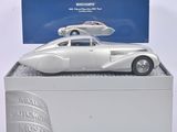 une photo d'une maquette de voiture argentée dans une boîte
