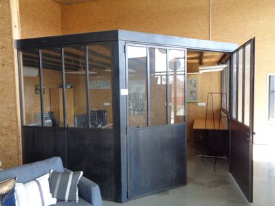 une pièce dans laquelle se trouvent un canapé et un fauteuil