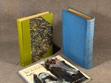 deux livres posés l'un à côté de l'autre sur une table