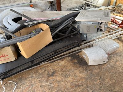 un tas de bric-à-brac posé sur une table dans un garage