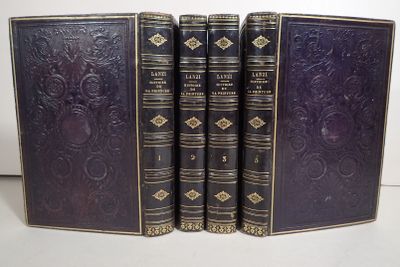 trois livres sont alignés sur une table