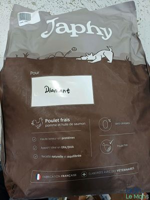 un sac de croquettes posé sur une table