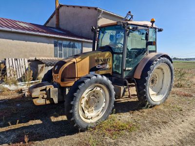 un tracteur garé sur un terrain en terre battue