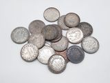 une pile de vieilles pièces de monnaie sur une surface blanche