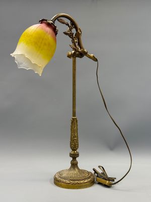 une lampe de table ancienne en laiton, avec un abat-jour en verre jaune et rouge