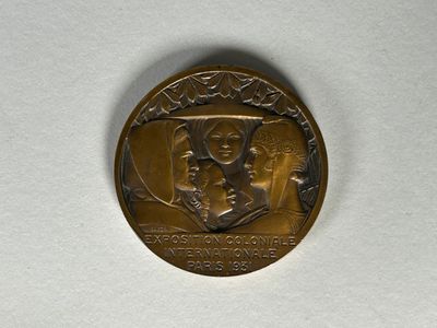 une image représentant une médaille d'or sur laquelle figurent une femme et un homme