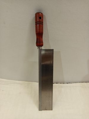un couteau posé sur une table