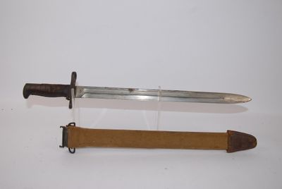 un couteau et un porte-couteau sur une surface blanche