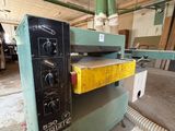 l'image d'une machine installée dans une pièce