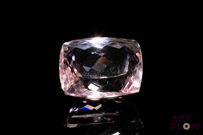 gros plan d'un diamant rose sur une surface noire