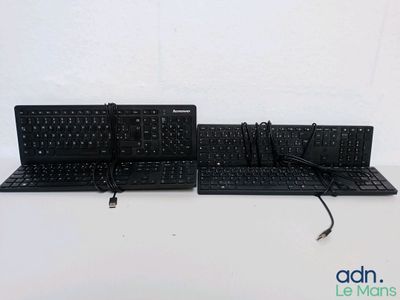 deux claviers posés sur une table