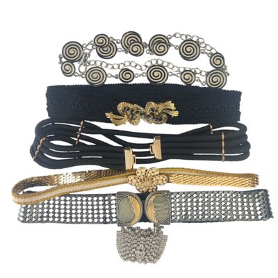quatre types différents de colliers et de bracelets sur fond blanc