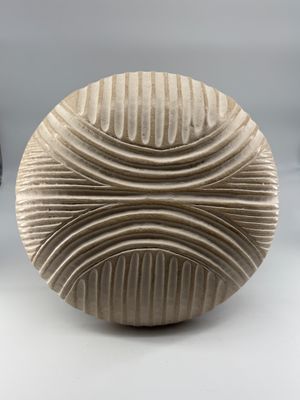 CAMEROUN. Bouclier Tikar en bois peint et sculpté de lignes …