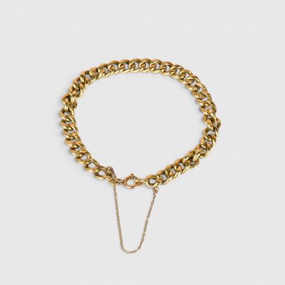un bracelet en chaîne d'or, composé d'un maillon en or et d'un fermoir en or