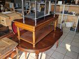 une table sur laquelle est posé un ordinateur portable