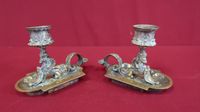 Paire de bougeoirs à main en bronze doré, décor de sphinges,…