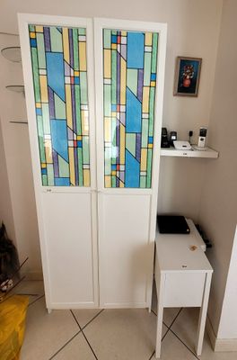 BIBLIOTHEQUE avec petites étagères latérales et LIVRES diver…