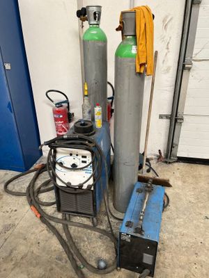 deux bouteilles d'oxygène et un poste à souder dans un garage