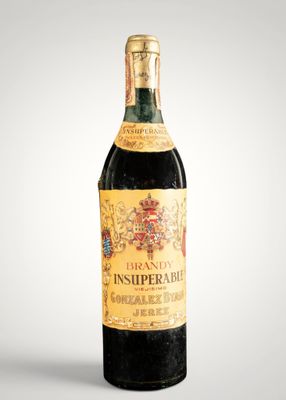 une vieille bouteille de vin posée sur une table
