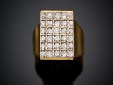 un gros plan d'une bague en or sertie de diamants sur fond noir