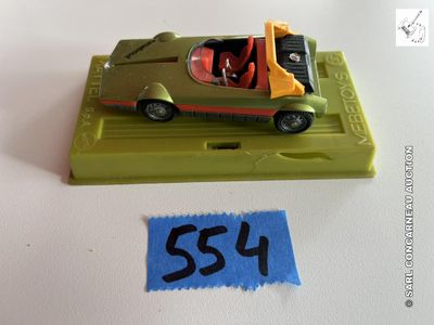 une petite voiture verte avec un numéro sur le côté