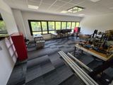 une salle où il y a beaucoup de bureaux et de chaises
