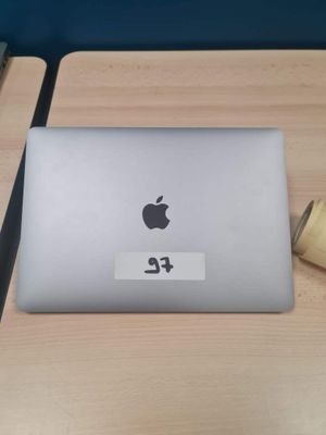 un ordinateur portable posé sur un bureau en bois