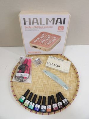 un panier contenant du vernis à ongles et une boîte de vernis à ongles