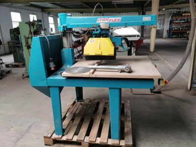 a machine that is sitting on a pallet in a warehouse