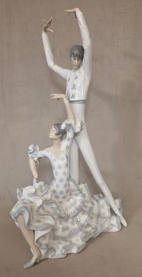 deux figurines représentant une femme et un homme en robe