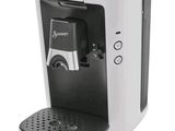 gros plan d'une machine à café sur fond blanc
