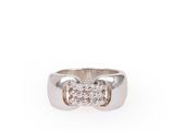 une bague en or blanc dont l'anneau est orné d'un motif tressé