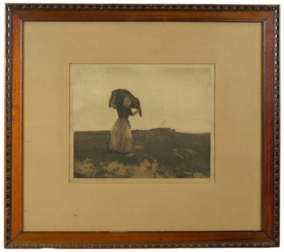 une vieille photo représentant une femme avec un parapluie, debout dans un champ
