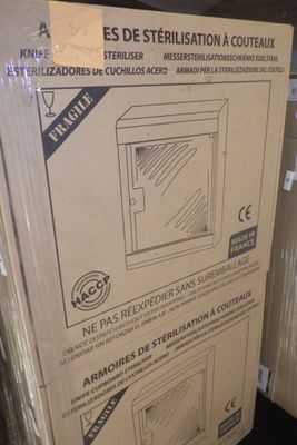emballage d'un four à micro-ondes posé sur une boîte en carton