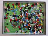 une photo d'une photo d'une photo de boutons dans une boîte