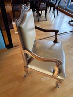 Un fauteuil à la reine en bois sculpté à décor de feuillages… (photo 2)