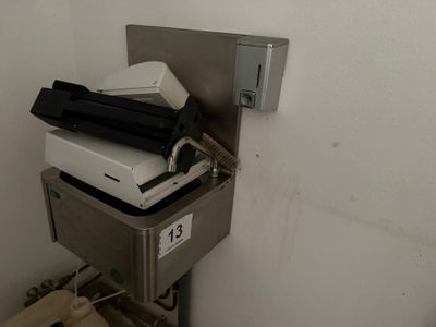 une imprimante posée sur une machine dans une pièce