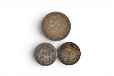 trois types de pièces différents posés sur une surface blanche