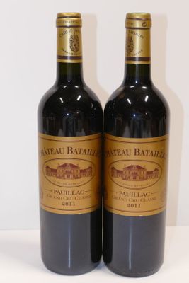 deux bouteilles de vin rouge posées l'une à côté de l'autre sur une table