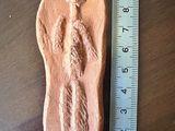 une photo d'une figurine en argile représentant une personne